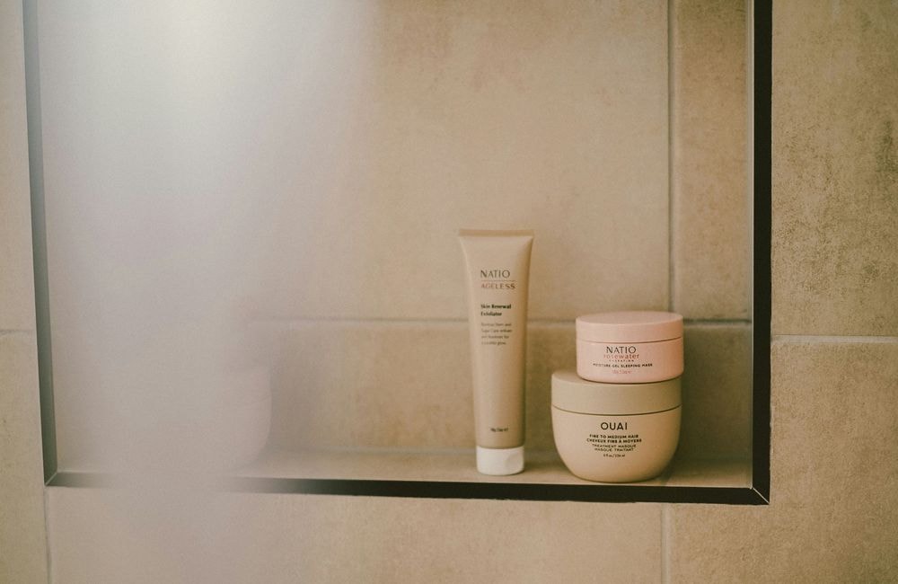 Qu’est-ce que le “désencombrement visuel”, cette pratique qui consiste à retirer les logos de ses produits de beauté et qui affole les réseaux ?