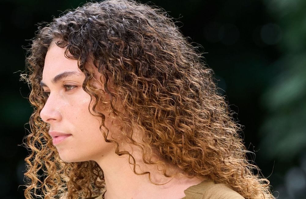 Cheveux bouclés : comment sublimer sa coloration grâce aux conseils avisés d’un coiffeur