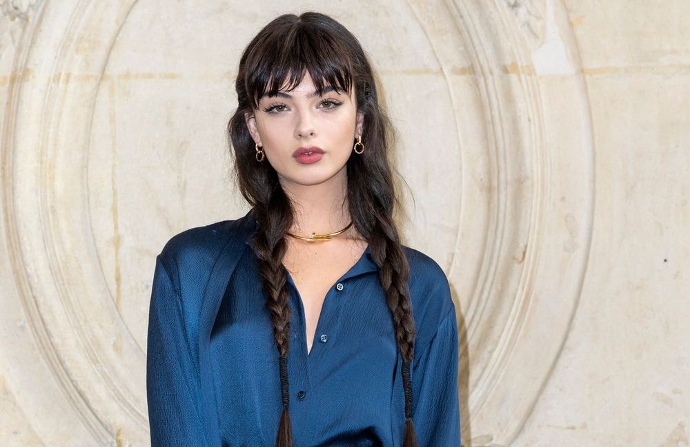 Deva Cassel : solaire dans cette tenue bleue satinée à broderies chez Dior