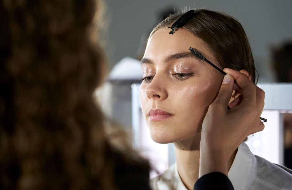 Sourcils clairsemés : cette astuce toute simple avec du gel à sourcils fait vraiment la différence