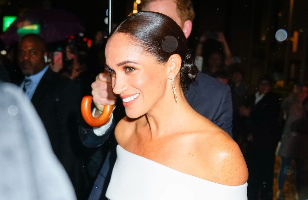 Au Nigeria, Meghan Markle apparaît rayonnante dans une robe d’été imprimé tropical