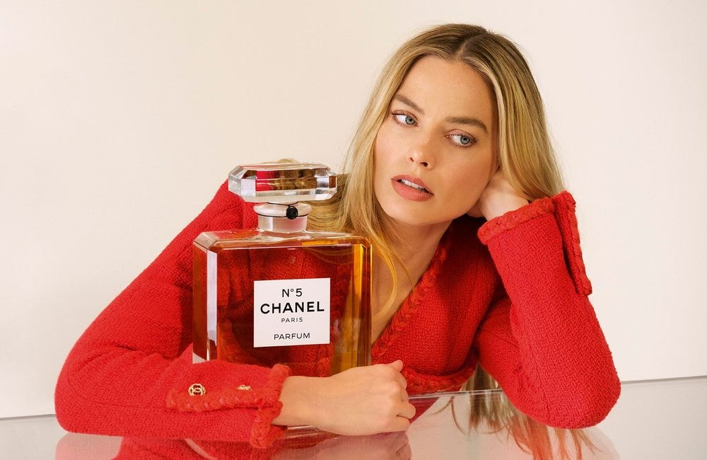 Margot Robbie devient le nouveau visage de Chanel N°5