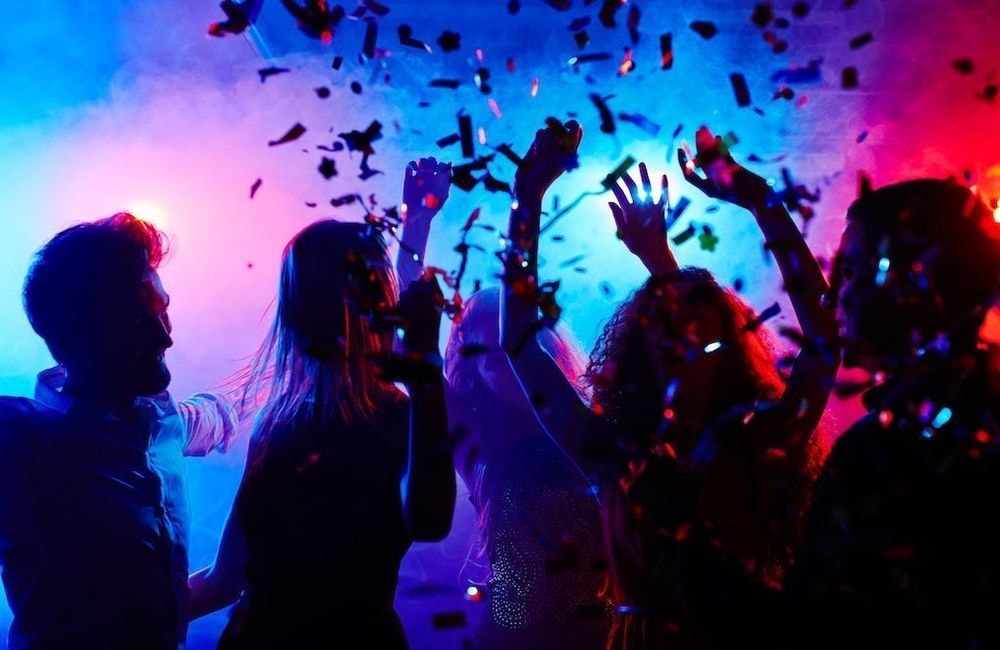 Dopamine party : c'est quoi cette nouvelle tendance de clubbing censée booster nos endorphines ?