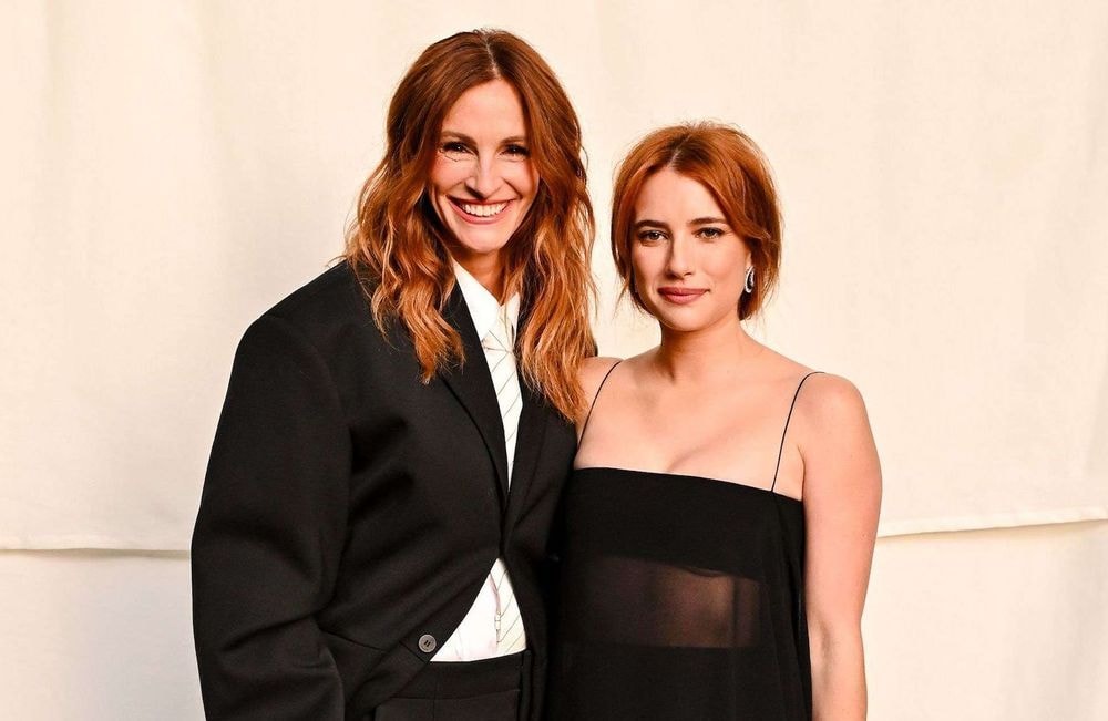 La mode en héritage : Julia et Emma Roberts, duo chic en costume large et robe transparente