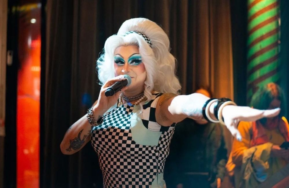 « C’est une énorme fierté » : la drag queen Minima Gesté va porter la flamme olympique