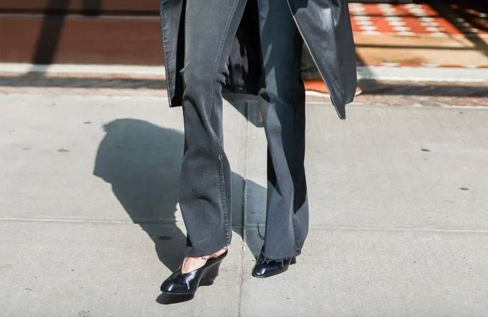 Les mules compensées fermées : la chaussure surprise qui détrône les slingbacks en 2026