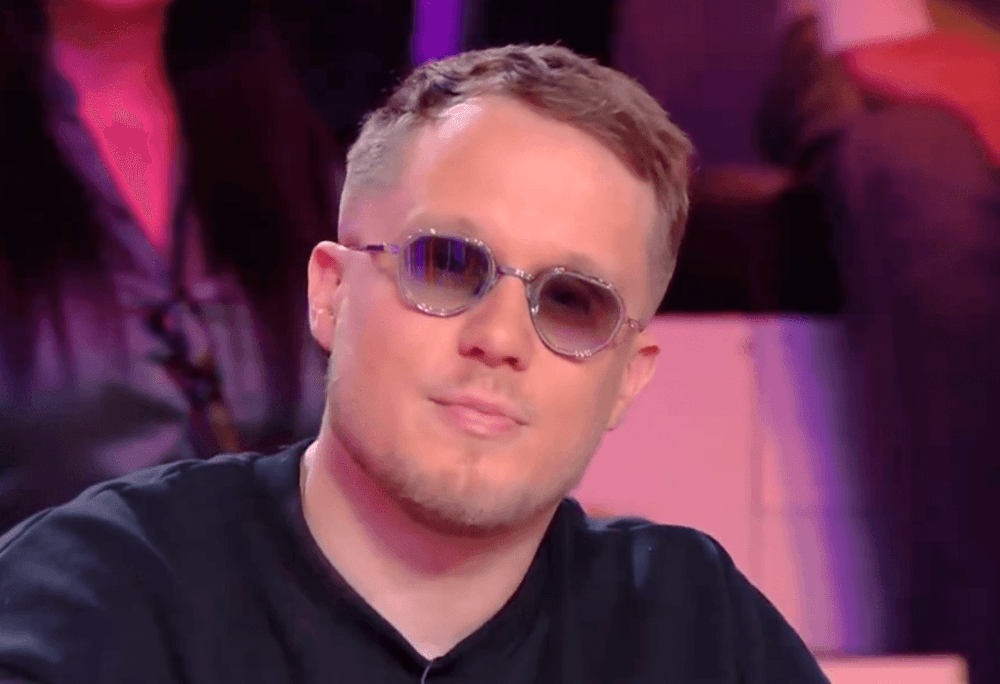 Un chroniqueur en couple dérape en plein direct de TPMP :  »Oui, j’ai un crush »