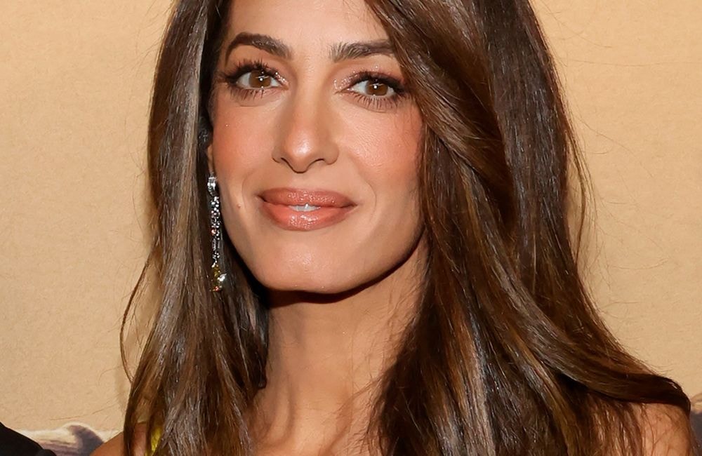 « Cinnamon roll hair color » : Amal Clooney adopte la coloration la plus lumineuse pour les brunes cette saison