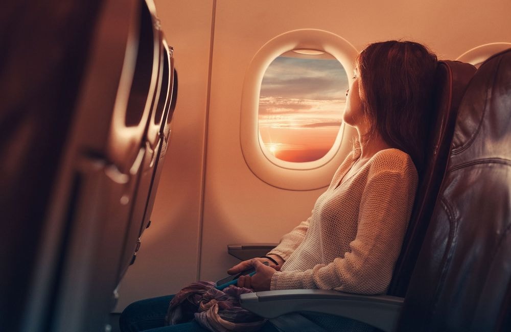 Qu’est-ce que le « raw-dogging », la tendance qui consiste à ne rien faire pendant ses longs voyages en avion ?