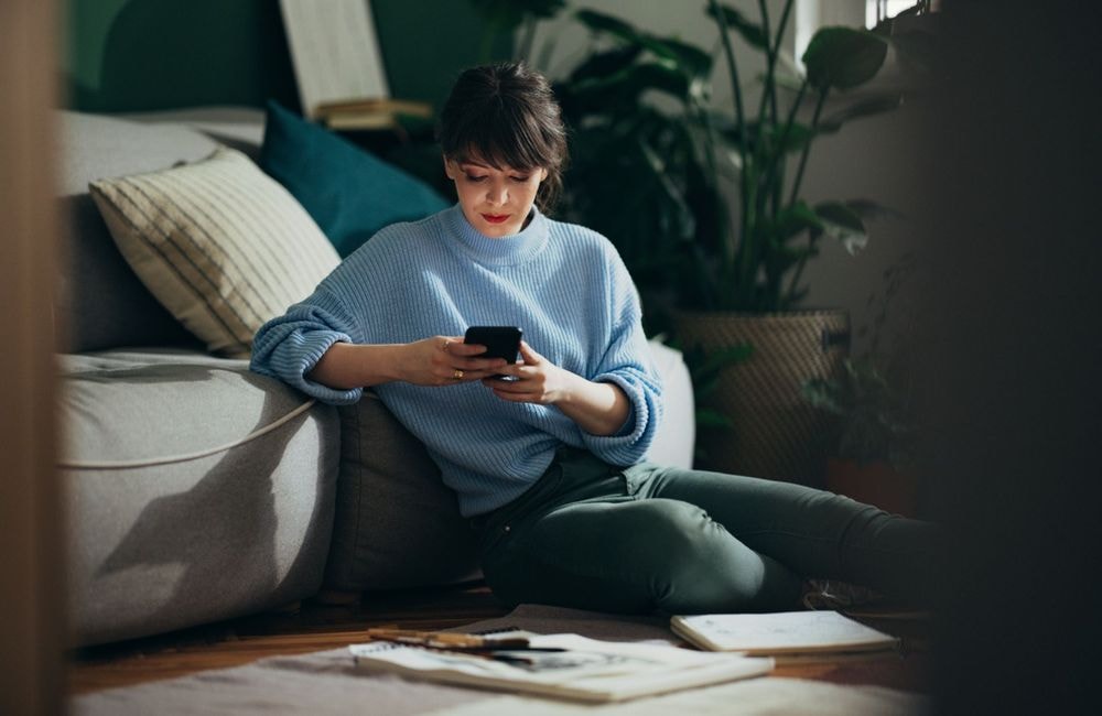 Ces usages du smartphone qui font vieillir la peau du cou et du visage plus vite