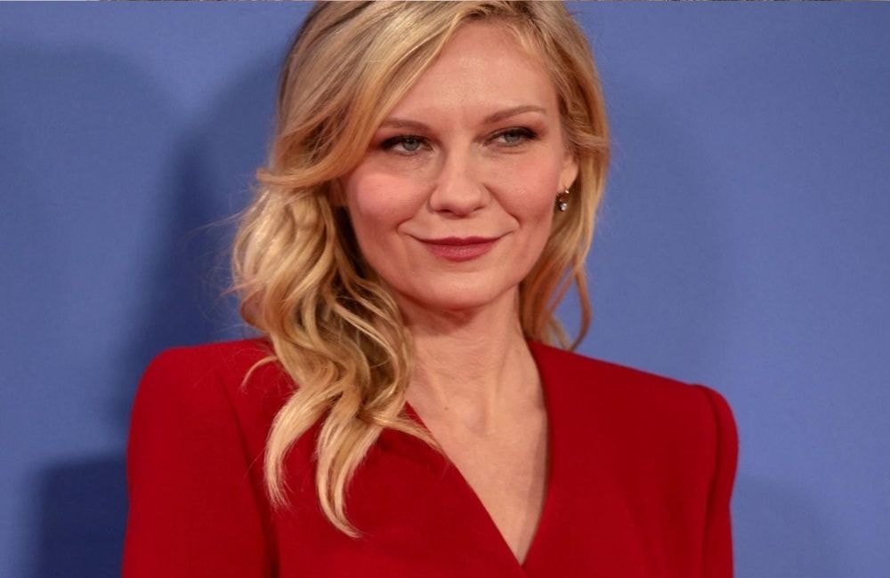 Ondulations glamour et teint velouté : Kirsten Dunst réveille le look « Old Hollywood » (et on veut tout copier)