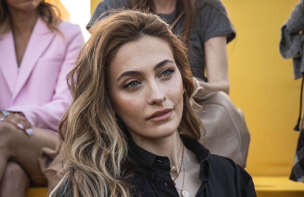 Paris Jackson : «J’aimerais dire à la jeune version de moi-même qu’avoir des petits seins ce n’est pas grave»