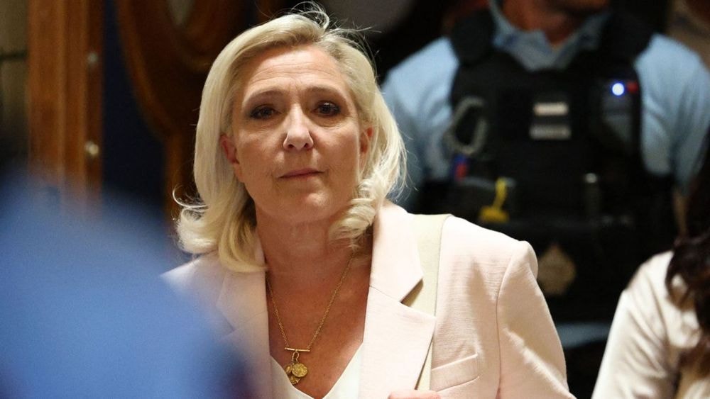 Marine Le Pen : "Elle montre tout !" En lingerie à 52 ans dans un magazine de charme, les photos osées de sa mère qui n'ont pas plu à son clan