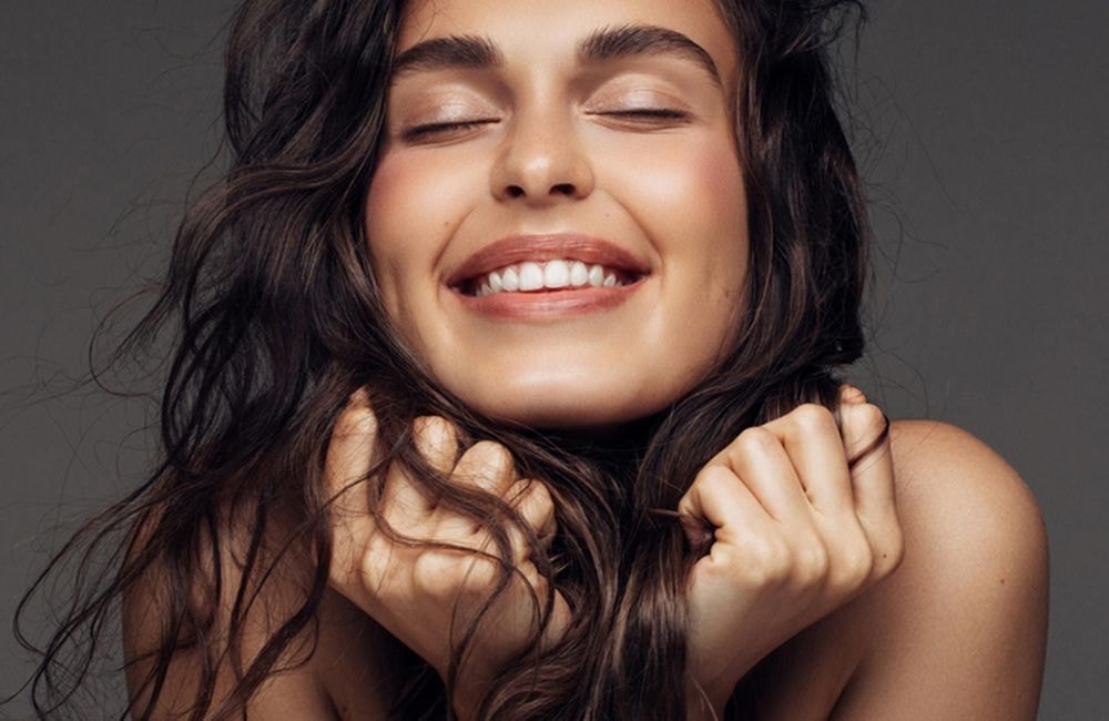 Voici les gestes nécessaires pour bien rincer ses cheveux après un bain d'huile