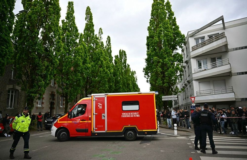 Attaque au couteau à Nantes : une adolescente tuée, François Bayrou demande plus de contrôle dans les écoles