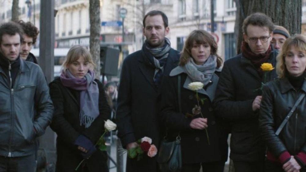 Des vivants : une victime du Bataclan en colère après être apparue contre son gré dans la série, le réalisateur lui répond !