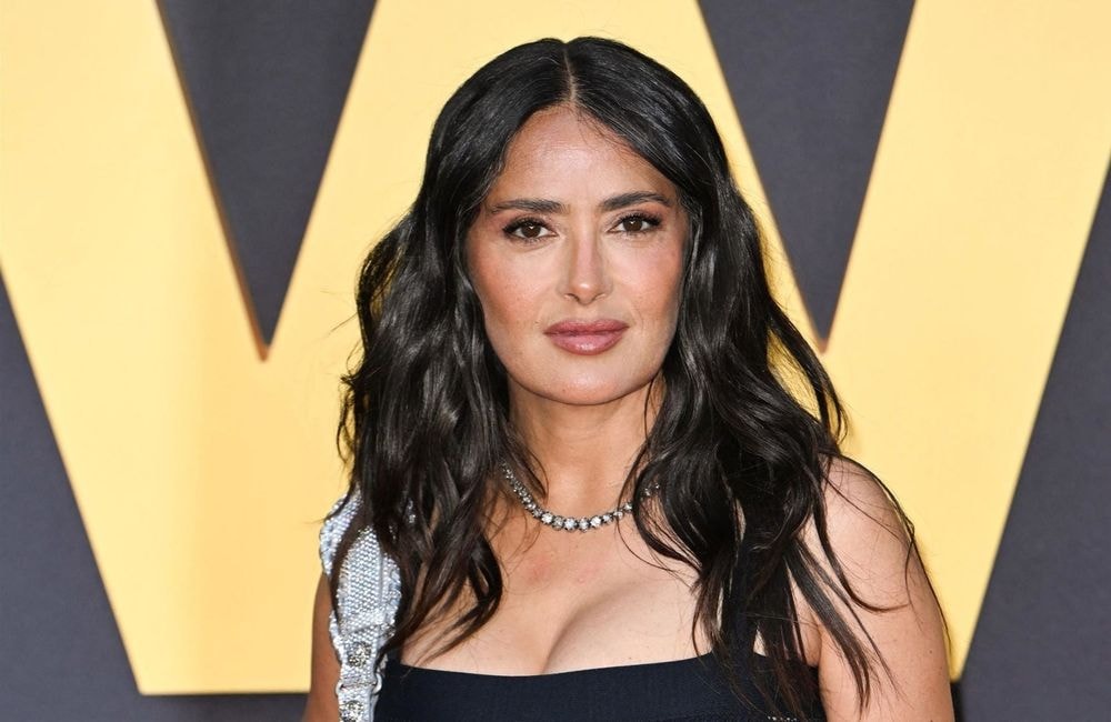 Bikini rouge et coucher de soleil : Salma Hayek affiche sa silhouette athlétique pour célébrer ses 59 ans