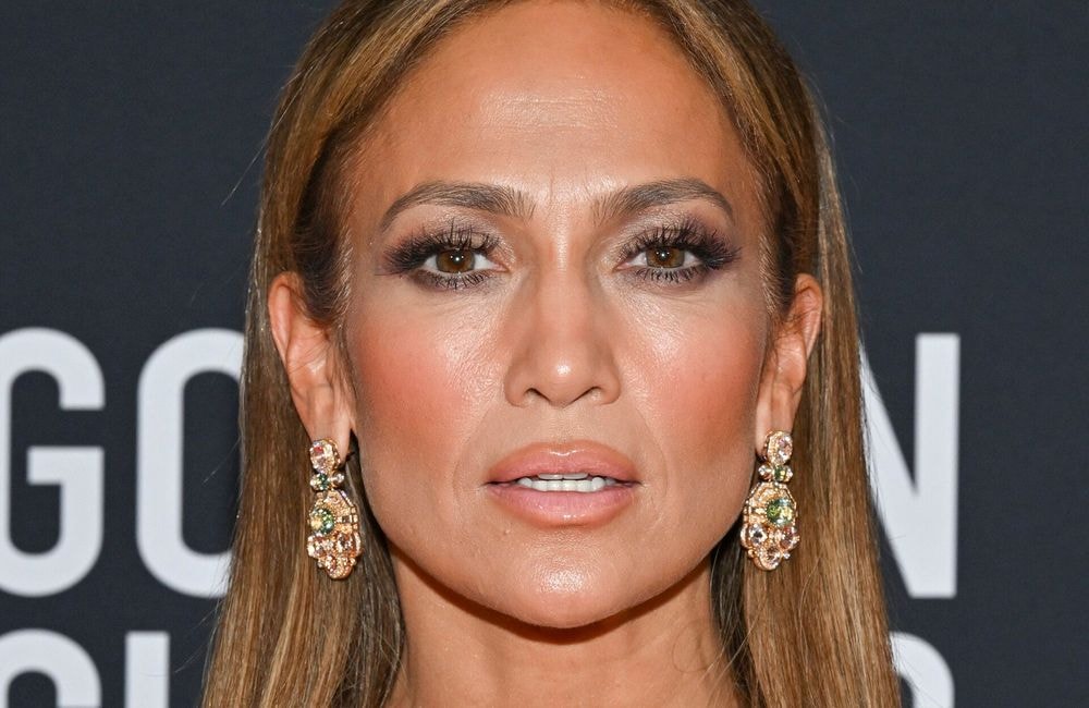 Exit le carré, Jennifer Lopez renoue avec sa chevelure XXL