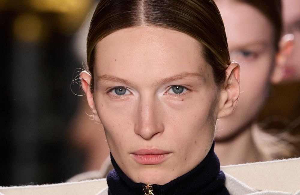 Voici la coiffure qui matche à tous les coups avec nos vêtements de mi-saison