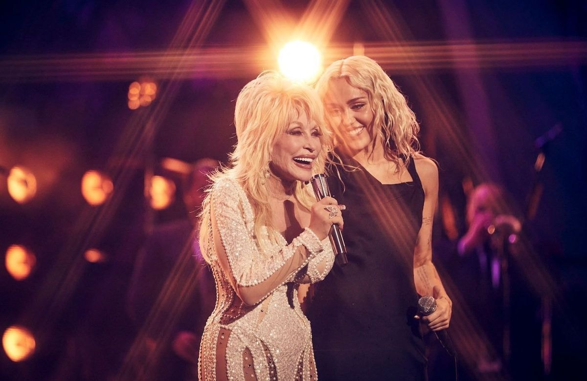 Mort de Dolly Parton : sa filleule Miley Cyrus brise le silence sur cette disparition