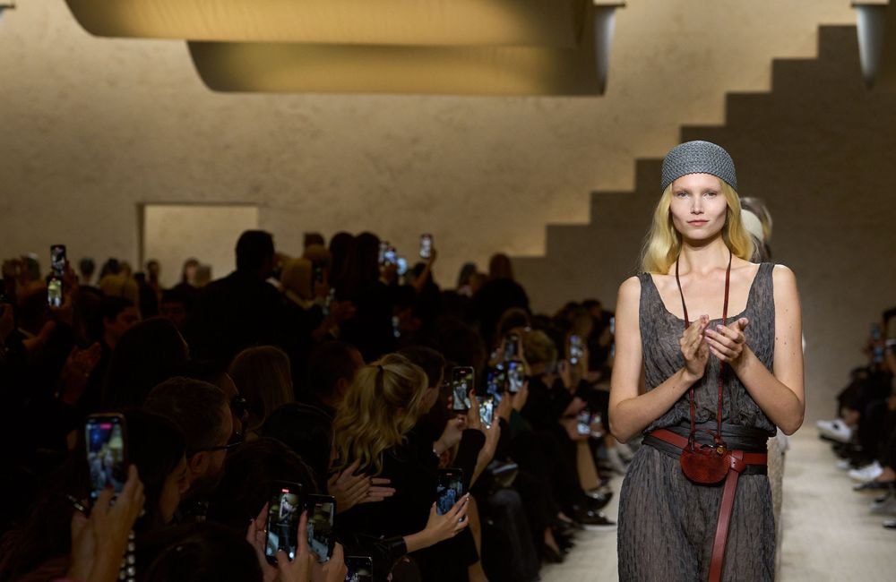 Standing ovation, applaudissements des mannequins…À Milan, un défilé Armani plein d’émotion après la mort de son fondateur