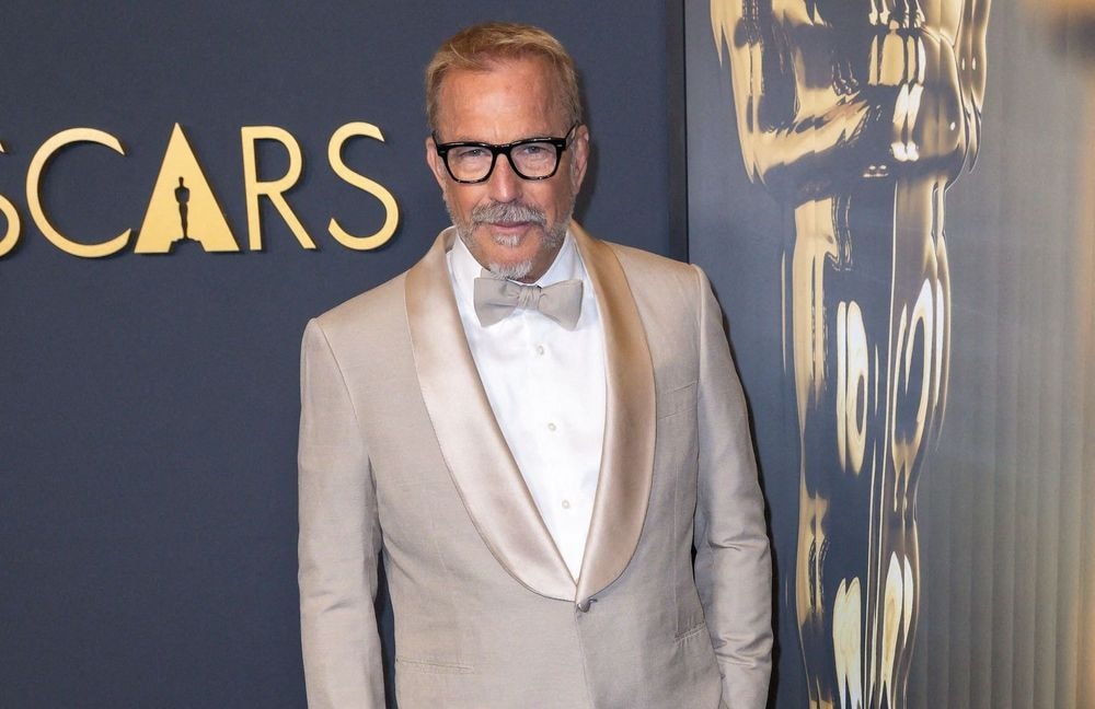 Kevin Costner rend hommage à son amie Whitney Houston alors qu’il célèbre ses 70 ans