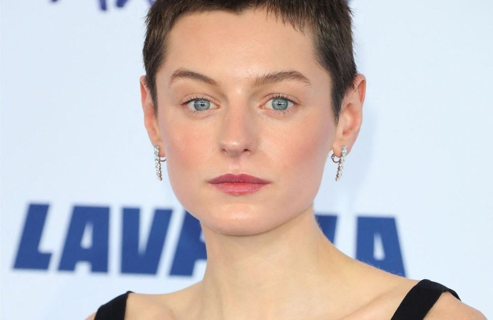 Emma Corrin dévoile ses poils en Une du «Harper’s Bazaar US» et fait réagir la toile