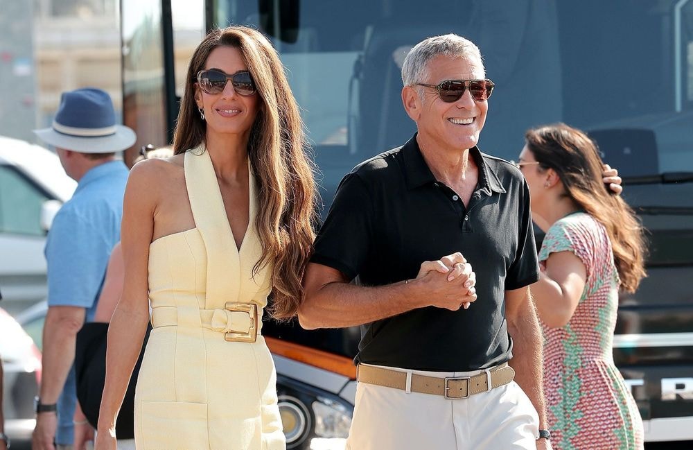 Amal Clooney prolonge l’été à Venise dans une robe solaire et théâtrale
