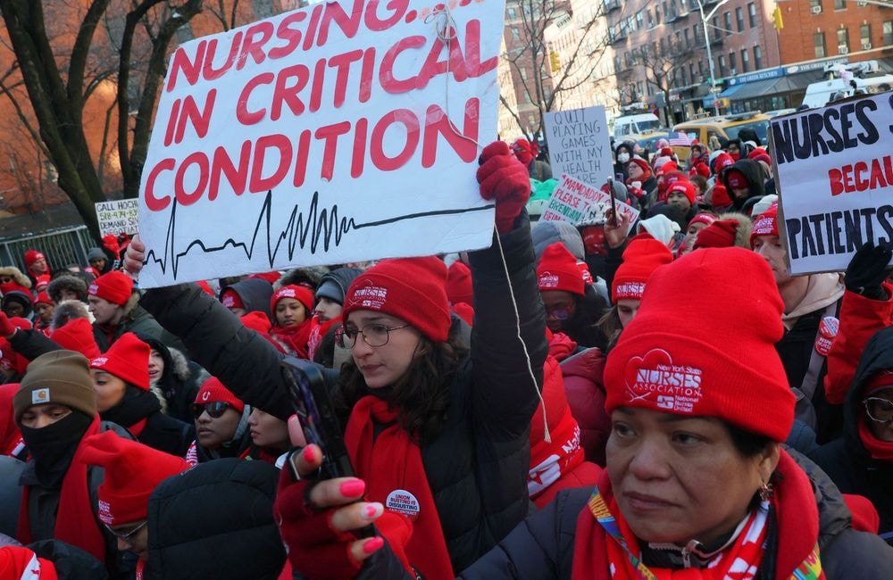 Grève des infirmières à New York, des "Girls Rooms" en Côte d'Ivoire… 5 infos sur les femmes dans le monde