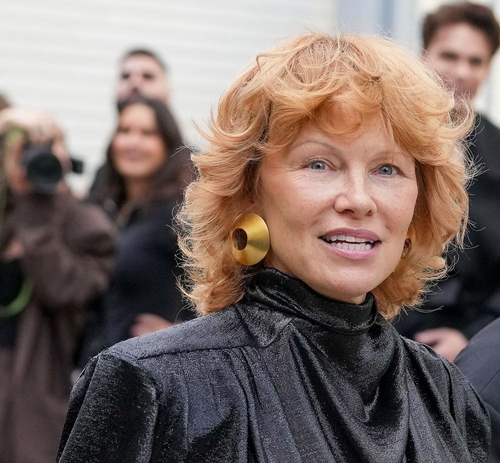 Chez Mugler, Pamela Anderson surprend à nouveau avec ses cheveux roux et un brushing eighties