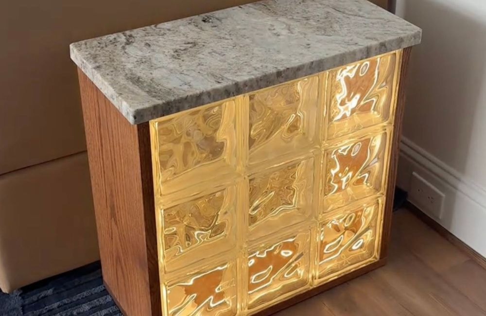 DIY : cette petite table en blocs de verre au look Mid-Century va transformer votre salon