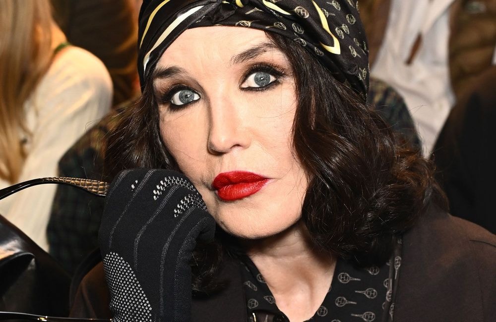 « Trois fois par an, je fais du baby laser » : à 69 ans, Isabelle Adjani se confie sur sa routine anti-âge