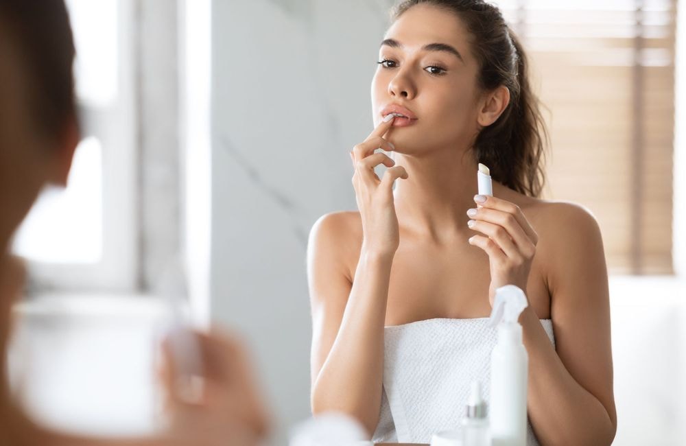 Un baume à lèvres comme mascara ? La nouvelle lubie (dangereuse) des réseaux sociaux
