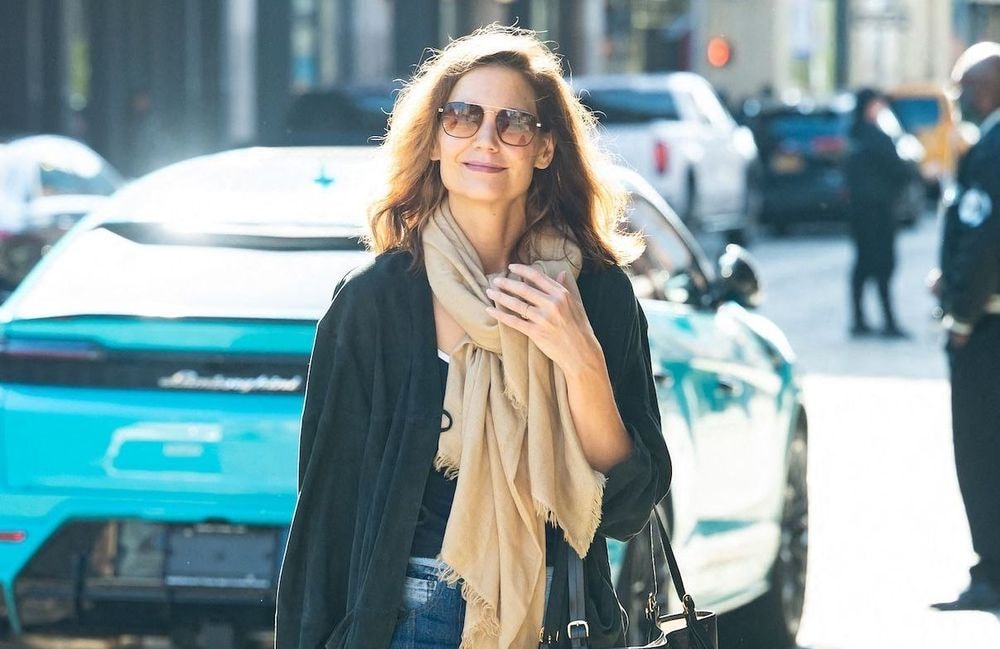 Katie Holmes prouve qu’une pièce culte peut durer : elle ressort les Mary Jane Miu Miu lancée il y a près de 10 ans
