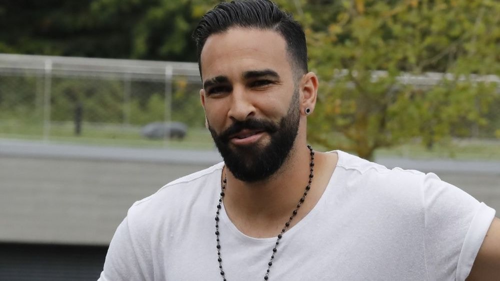 Adil Rami bluffant dans Léo Matteï, Jean-Luc Reichmann l'acclame : "il se débrouille très, très bien !"