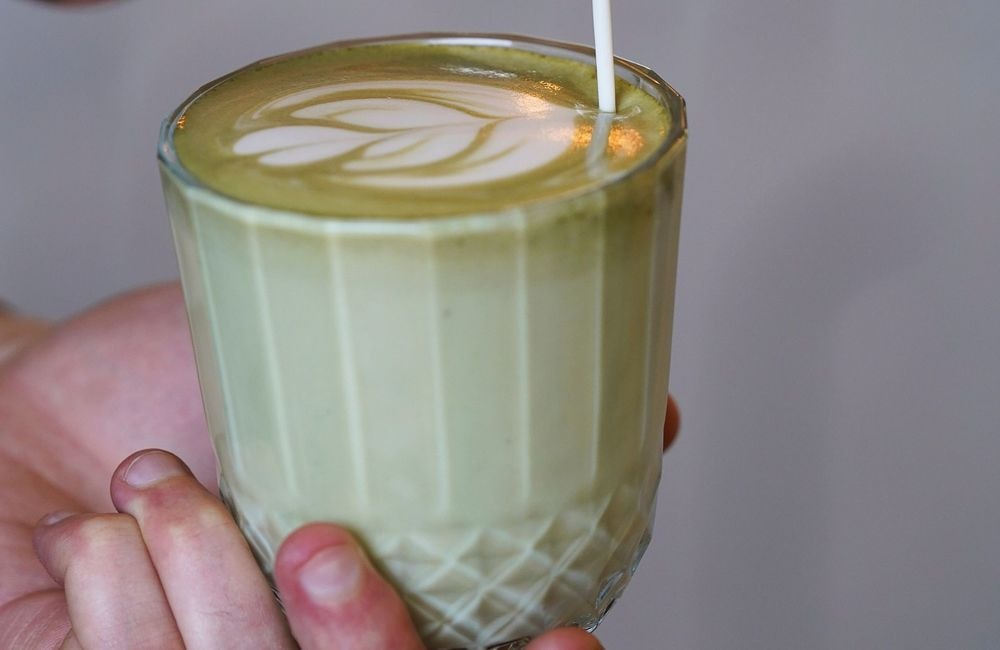 La recette du (dirty) latte pistache pour vous réconforter cet hiver
