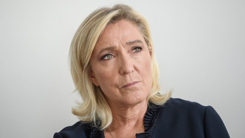 Marine Le Pen (57 ans) radieuse en maillot de bain bleu blanc rouge, elle contre-attaque après la fuite de photos volées