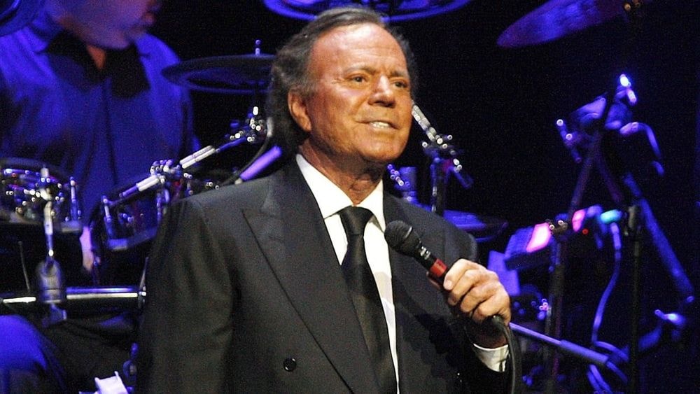 Julio Iglesias accusé d'agressions sexuelles, ce coup de poker de son avocat pour faire capoter le procès : « Le ministère public doit déclarer l'absence de compétence juridictionnelle »