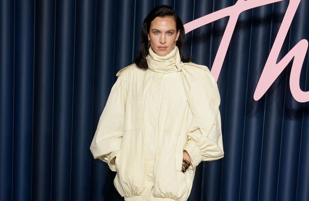 Vu sur Alexa Chung : le manteau taille basse fait son grand retour