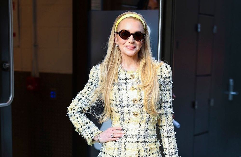 Lindsay Lohan ressuscite le style « Clueless » dans un ensemble preppy jaune