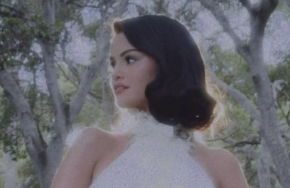 Carré façon années 30 : Selena Gomez prend le contre-pied des coiffures de mariage classiques
