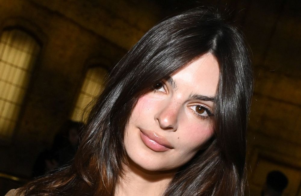 Emily Ratajkowski dévoile enfin le secret de sa peau parfaite