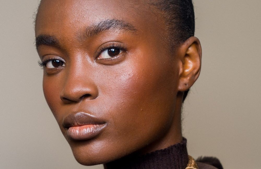 Voici où appliquer son bronzer sur le visage pour un effet liftant immédiat