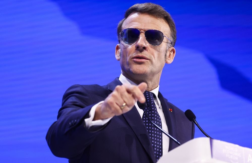 Ce que les lunettes aviateur de Macron montrent plus qu’elles ne cachent