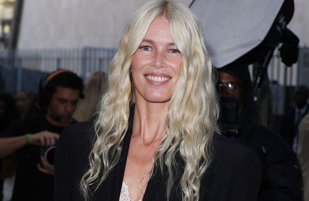 En robe noire en velours, l'apparition remarquée de Claudia Schiffer aux côtés de Kate Middleton
