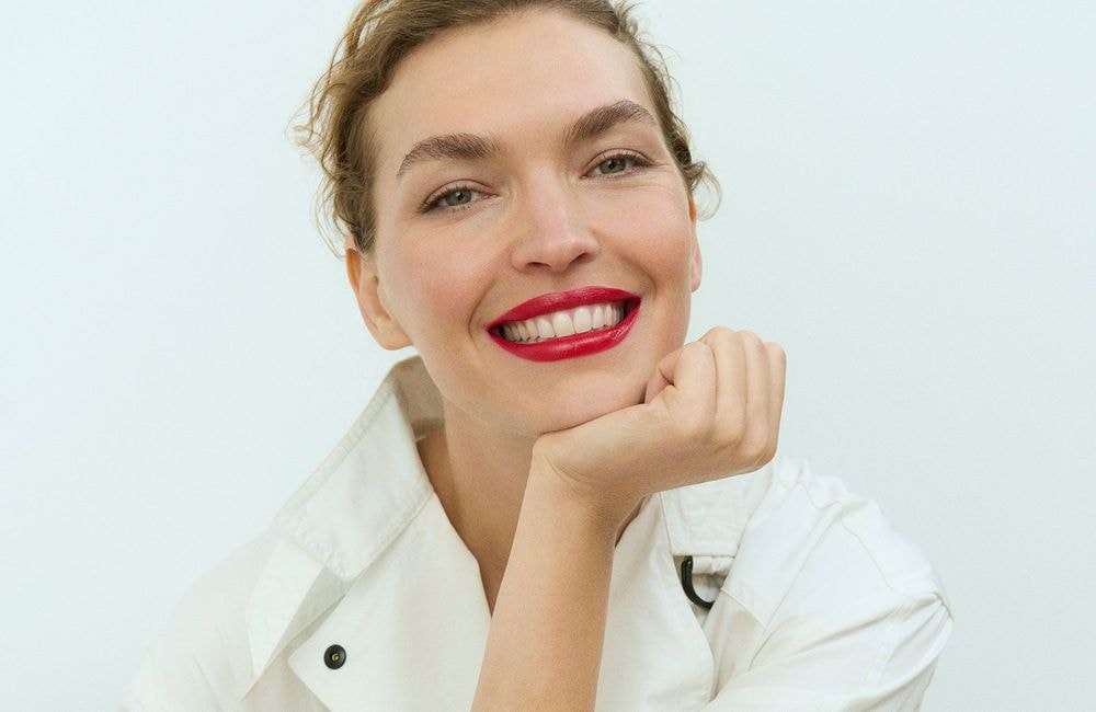 Arizona Muse devient la première Ambassadrice RSE de Clarins
