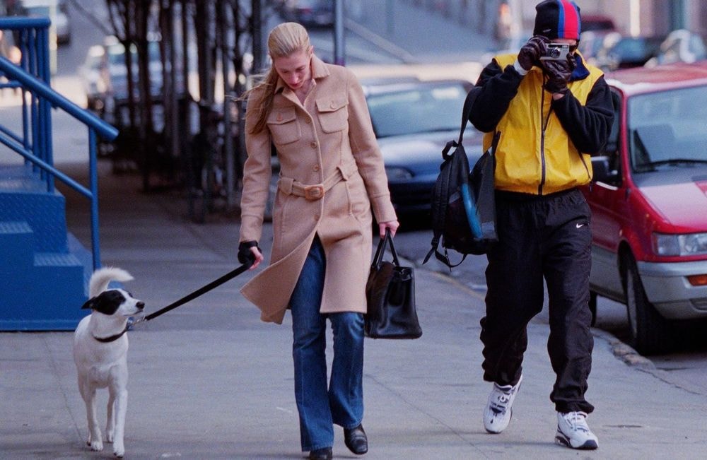 Un manteau devenu culte : celui de Carolyn Bessette-Kennedy vendu à prix d’or