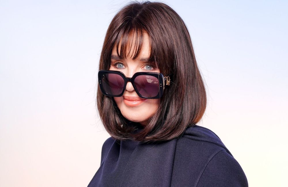 Avec son nouveau carré vintage, Isabelle Adjani illumine le front row du défilé Dior
