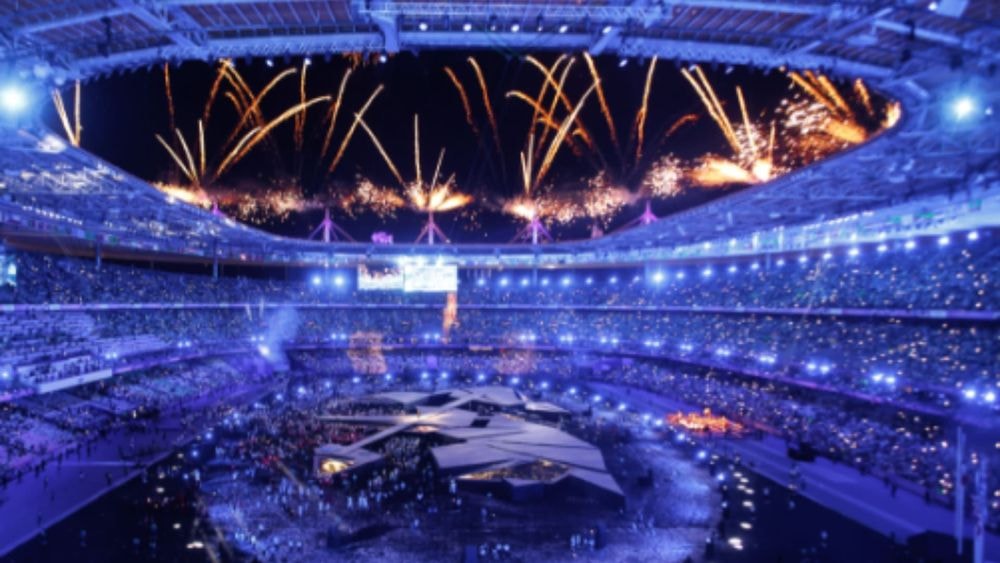 Cérémonie de clôture des JO 2024 : ce rôle surprise de Denis Brogniart qui fait tant réagir les internautes, regardez !