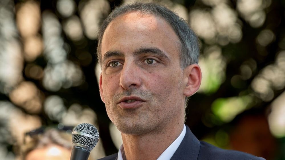 "Un sale coup" : Raphaël Glucksmann trahi, le chéri de Léa Salamé lâché en plein vol